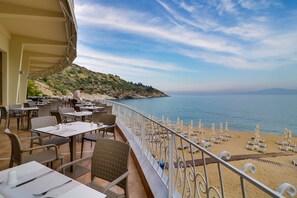 Breakfast, lunch and dinner served - Bomo Tosca Beach (Kavala)