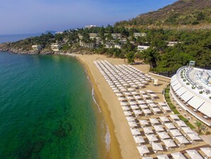 Private beach, sun loungers, beach umbrellas, beach towels - Bomo Tosca Beach (Kavala)
