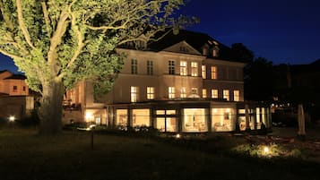Fassade der Unterkunft – Abend/Nacht