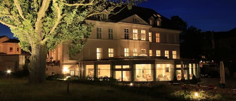 Fassade der Unterkunft – Abend/Nacht