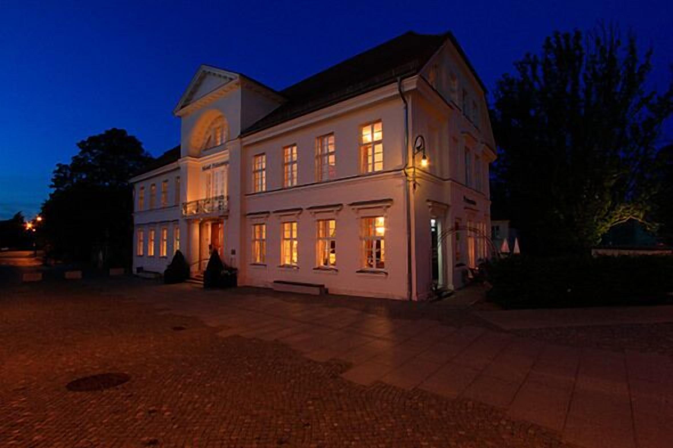 Ein großes, historisches Gebäude mit zahlreichen Fenstern und einem zentralen Eingang.