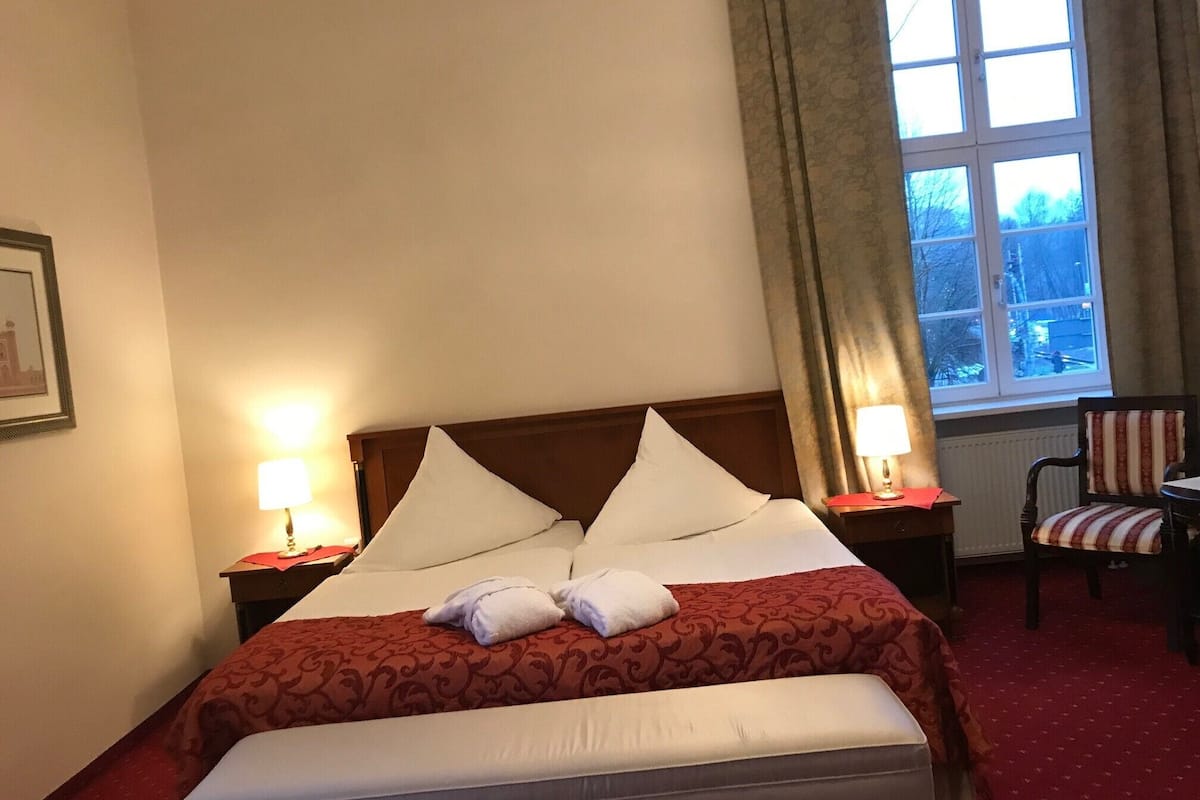 basic suite, 1 queen bed, non smoking | 1 bedroom, individually decorated, desk, laptop workspace