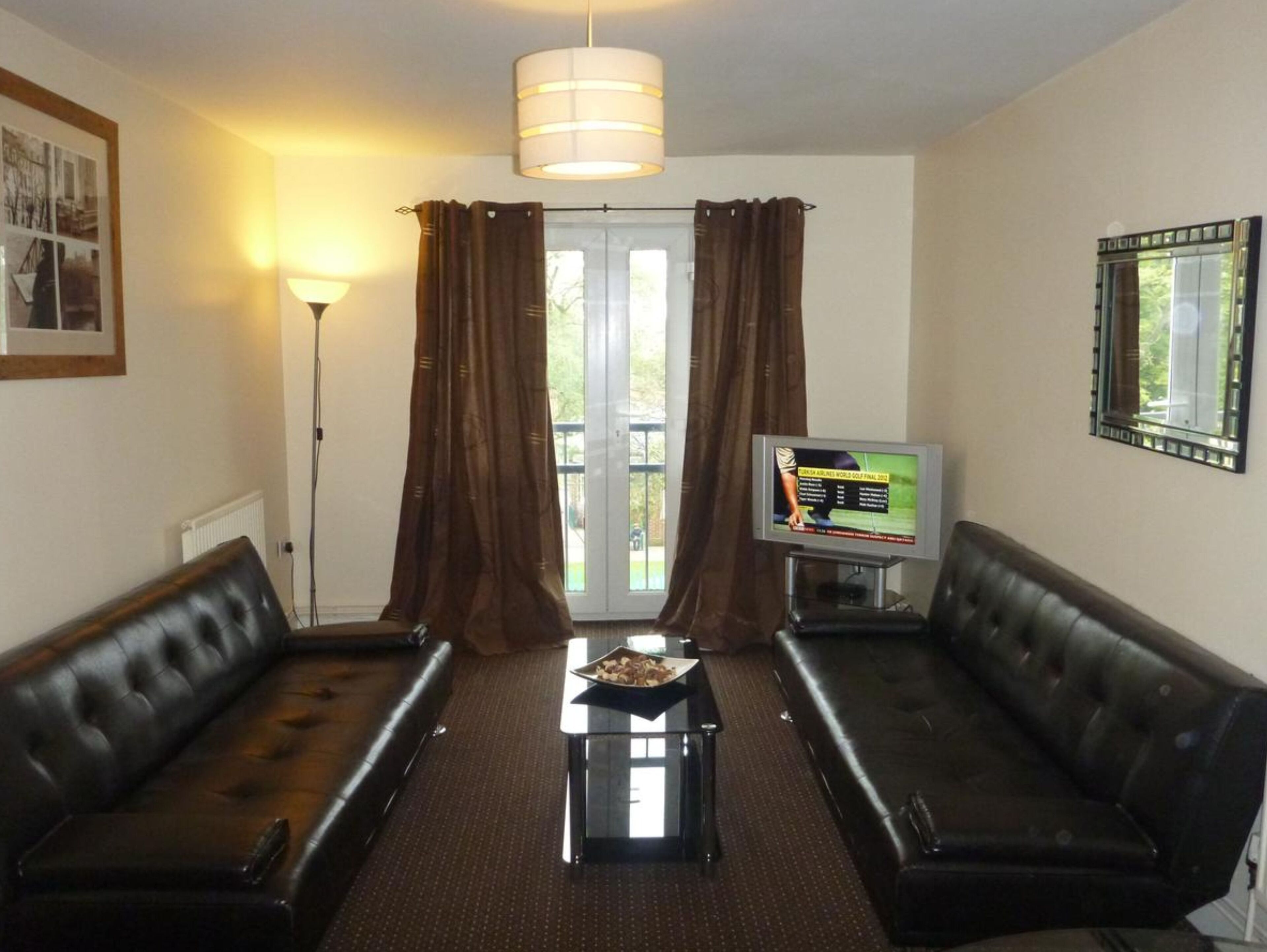 Apartment, 2 Bedrooms (5 Guests) | Living area | 32-inch TV with digital channels