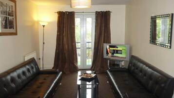 Apartment, 2 Bedrooms (5 Guests) | Living area | 32-inch TV with digital channels