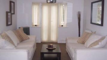 Appartement, 2 chambres (5 Guests) | Coin séjour | Télévision de 32 pouces avec chaßnes numériques