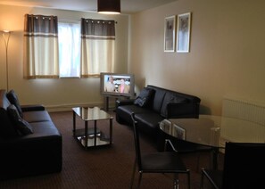 公寓, 1 间卧室 (4 Guests) | 起居区 | 32-英寸电视(配备数码频道)