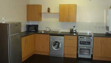 Apartment, 2 Bedrooms (5 Guests) | Private kitchen | Fridge, microwave, oven, coffee/tea maker
