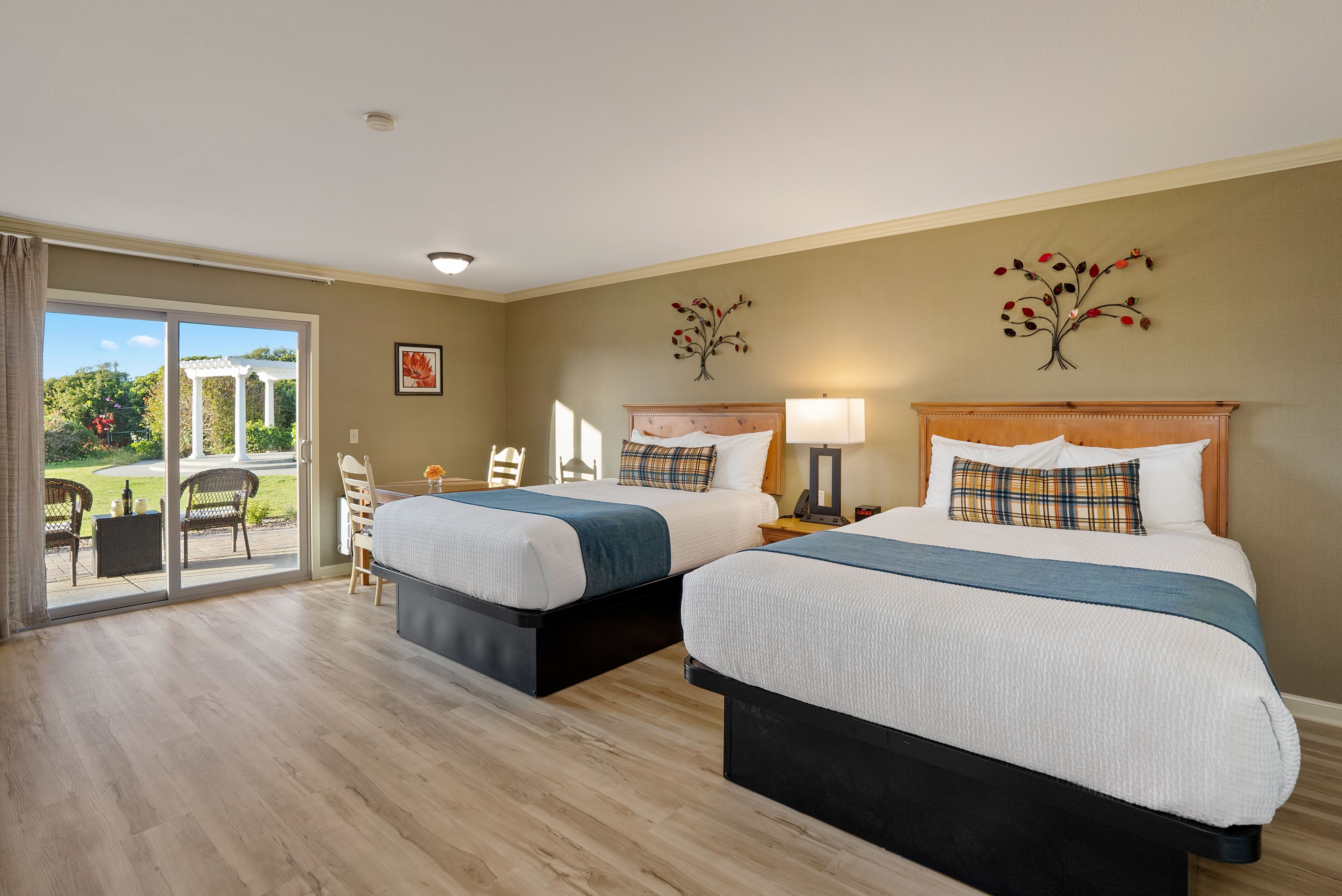 Quarto solteiro básico, 2 camas Queen | Cortinas blackout, ferros/tábuas de passar roupa, roupa de cama