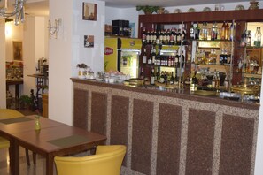 Bar (on property) - Hotel Michelangelo (Bucharest)