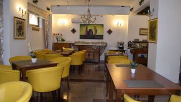 Desayuno continental diario (RON 65 por persona)