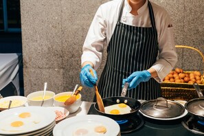 Tägliches Frühstücksbuffet gegen Gebühr