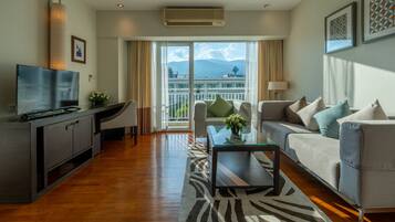 Suíte, 1 quarto | Área de estar | TV LCD, DVD player