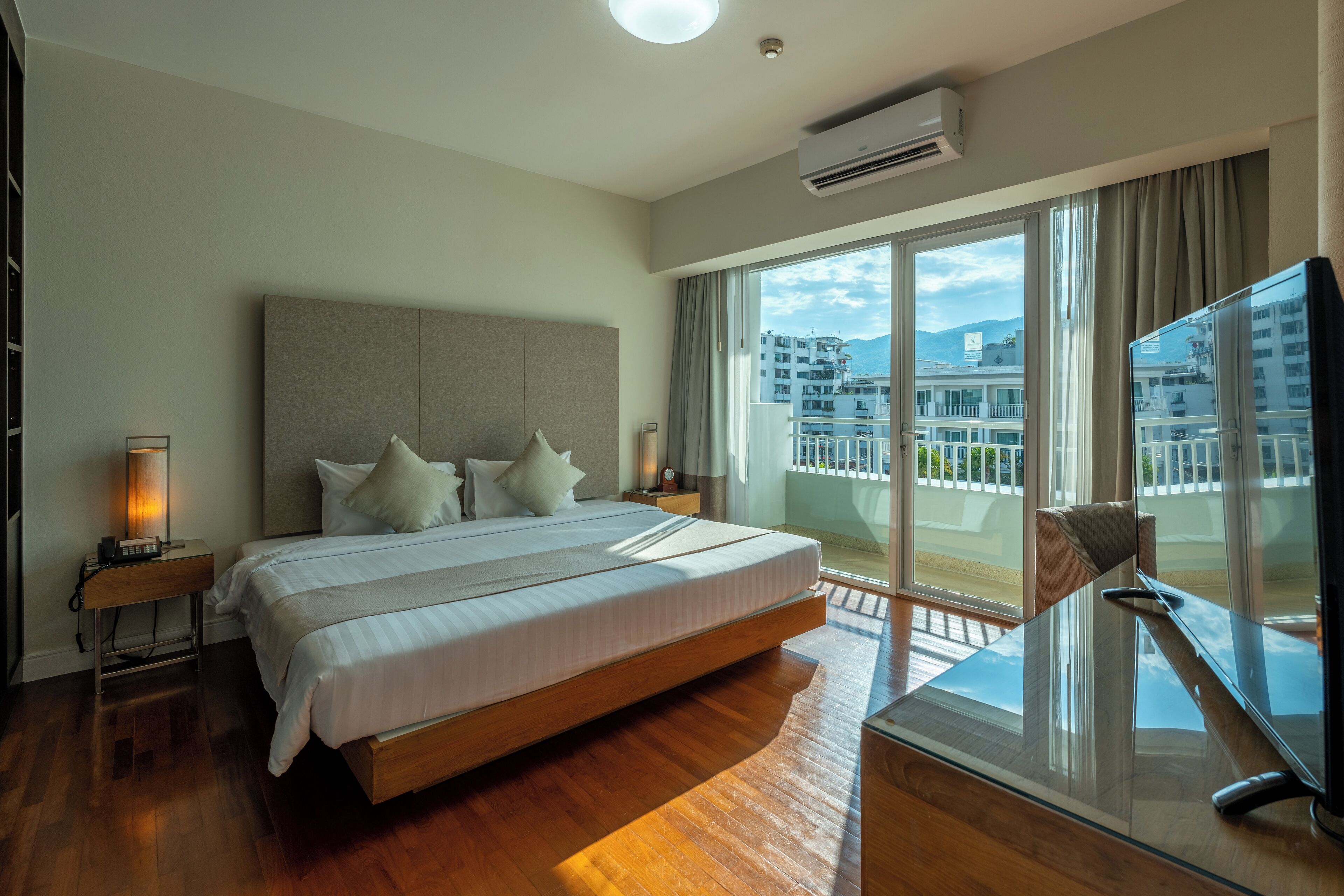 Two-Bedroom Suite | Cofres nos quartos, escrivaninha, cortinas blackout, Wi-Fi de cortesia