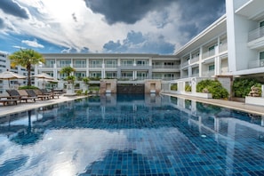 Outdoor pool, pool umbrellas, sun loungers