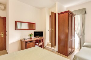 Triple Room | Minibar, in-room safe, desk, soundproofing - Hotel Flavio Rome (Rome)