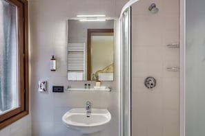 Chambre simple | Salle de bain | Douche cascade, séchoir à cheveux, bidet, serviettes fournies