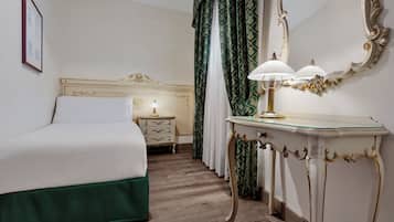 Einzelzimmer | Daunenbettdecken, Zimmersafe, laptopgeeigneter Arbeitsplatz