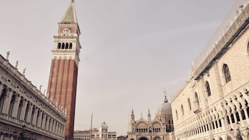 Un edificio histórico con una torre destacada y detalles arquitectónicos elaborados.