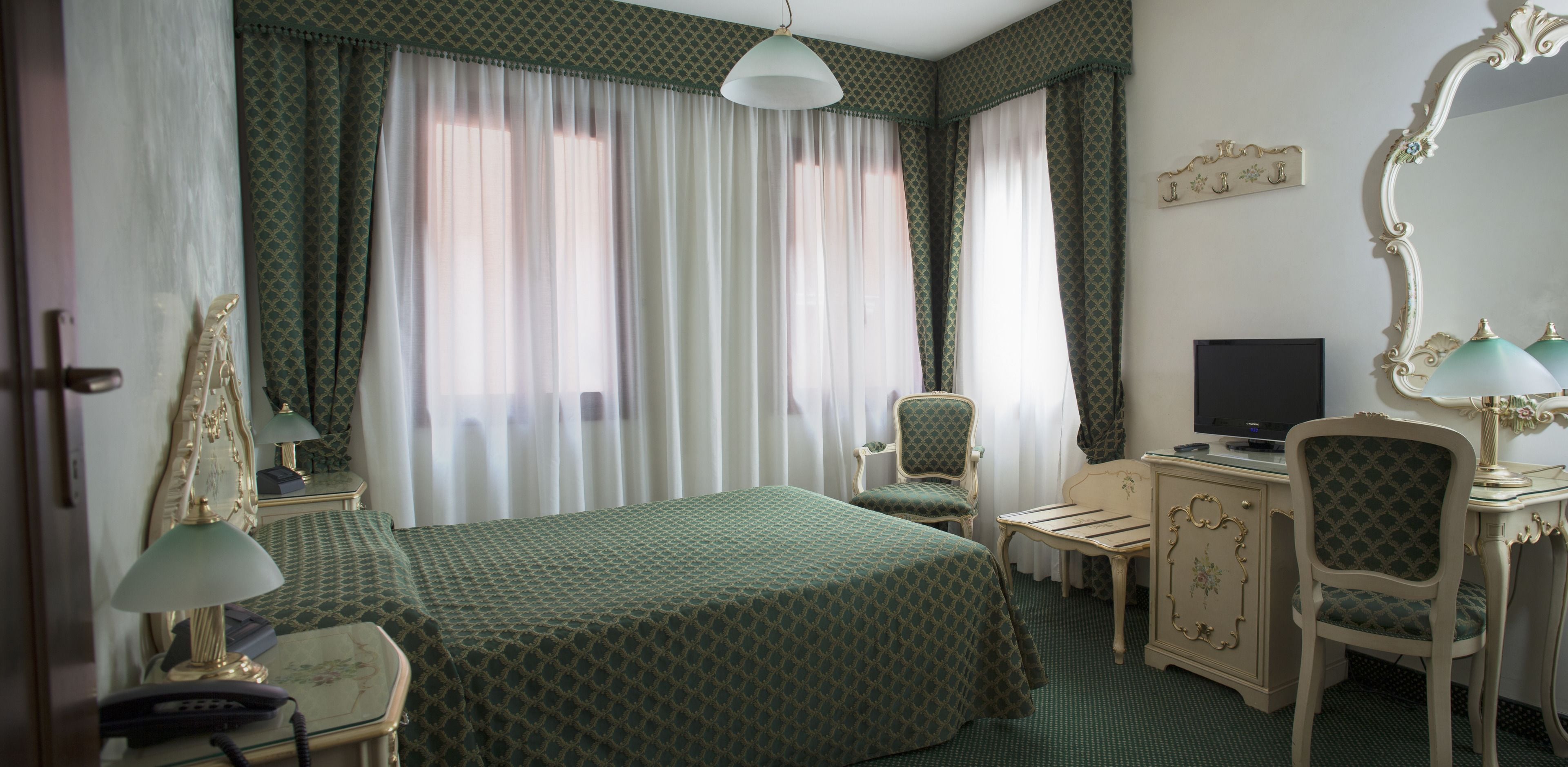 standard double or twin room | 1 bedroom, down duvets, in-room safe, laptop workspace