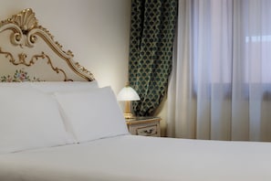 Chambre Standard double ou avec lits jumeaux | Couette en duvet, coffre-fort