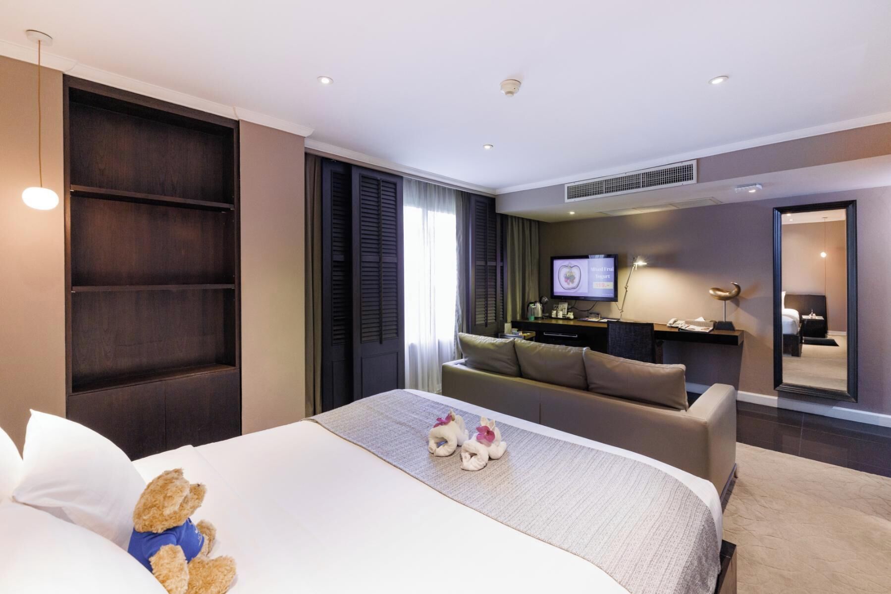 أغطية فراش متميزة وميني بار وخزنة داخل الغرفة ومكتب