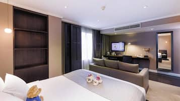 Luxe beddengoed, een minibar, een kluis op de kamer, een bureau