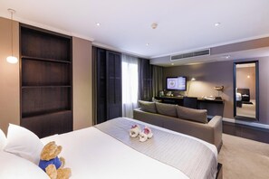 Premium bedding, minibar, in-room safe, desk - S15 Sukhumvit Hotel (Bangkok)