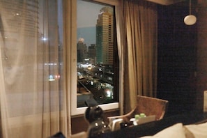 32-inch LCD TV with satellite channels, TV, DVD player - S15 Sukhumvit Hotel (Bangkok)