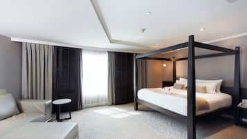 Luxe beddengoed, een minibar, een kluis op de kamer, een bureau