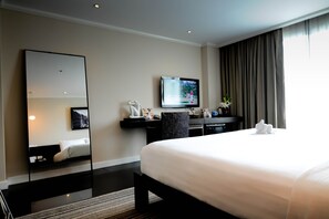 Deluxe Single Room, 1 King Bed | Premium bedding, minibar, in-room safe, desk