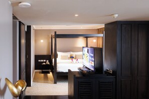 A hotel room with a bed, a television, a desk, and a wardrobe. - S15 Sukhumvit Hotel (Bangkok)