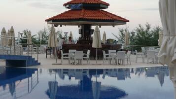 Hồ bơi ngoài trời