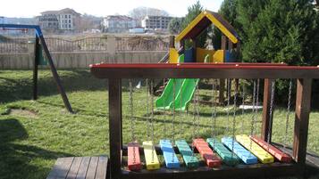 Children’s play area – outdoor