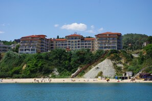 On the beach, sun loungers, beach umbrellas, beach towels - Byala Beach Resort (Byala)