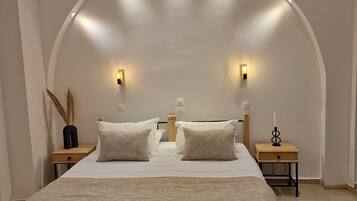 Standaard tweepersoonskamer (Internal) | Een minibar, een kluis op de kamer, individueel gedecoreerd