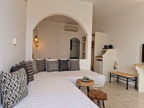 Suite with Shared Pool and Sea View | Minibar, in-room safe, individually decorated, individually furnished - Amerisa Suites & Villa (Santorini)