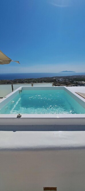 Signature Suite with Outdoor Hot Tub and Sea View | 테라스/파티오