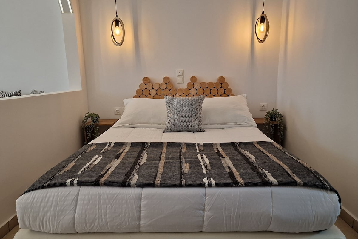 Suite, Sea View, Poolside | 1 bedroom, minibar, in-room safe, individually decorated