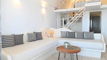 Suite with Shared Pool and Sea View | Woonruimte