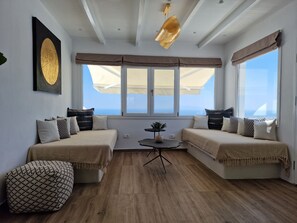 Signature Suite with Outdoor Hot Tub and Sea View | Living area - Amerisa Suites & Villa (Santorini)