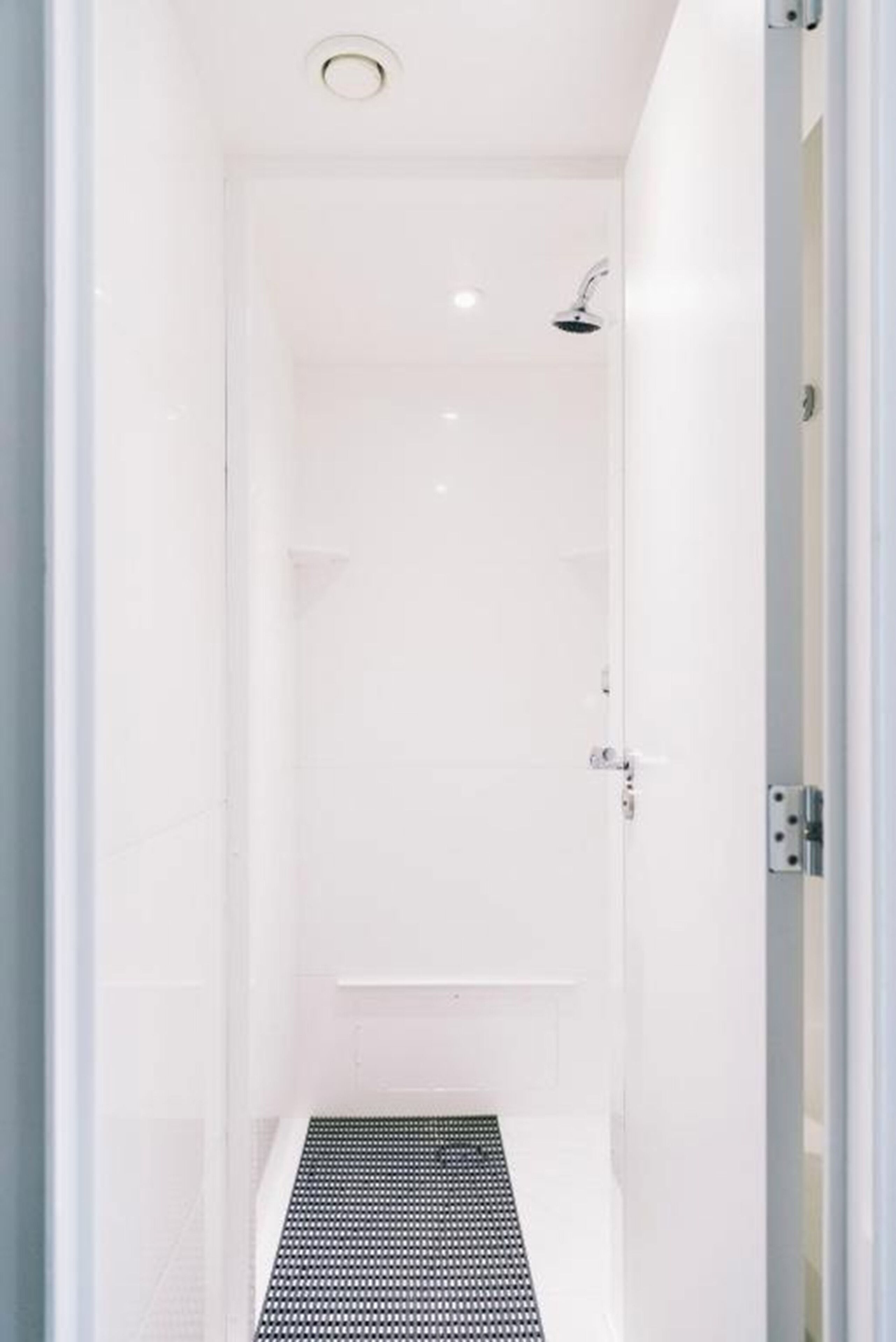 Budget Twin Room, shared bathroom | Bathroom shower