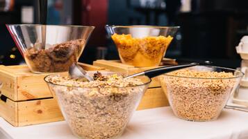 Tägliches kontinentales Frühstück (8 EUR pro Person)