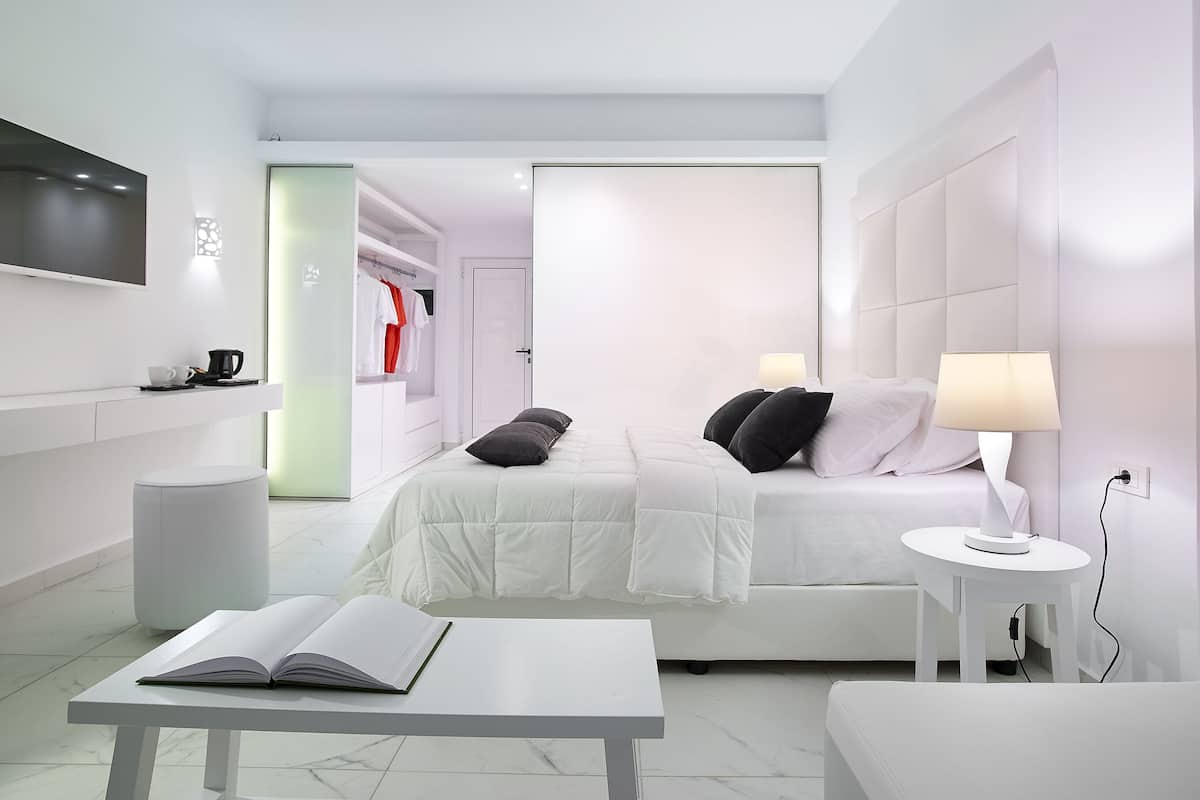 Premium bedding, in-room safe, blackout curtains, soundproofing