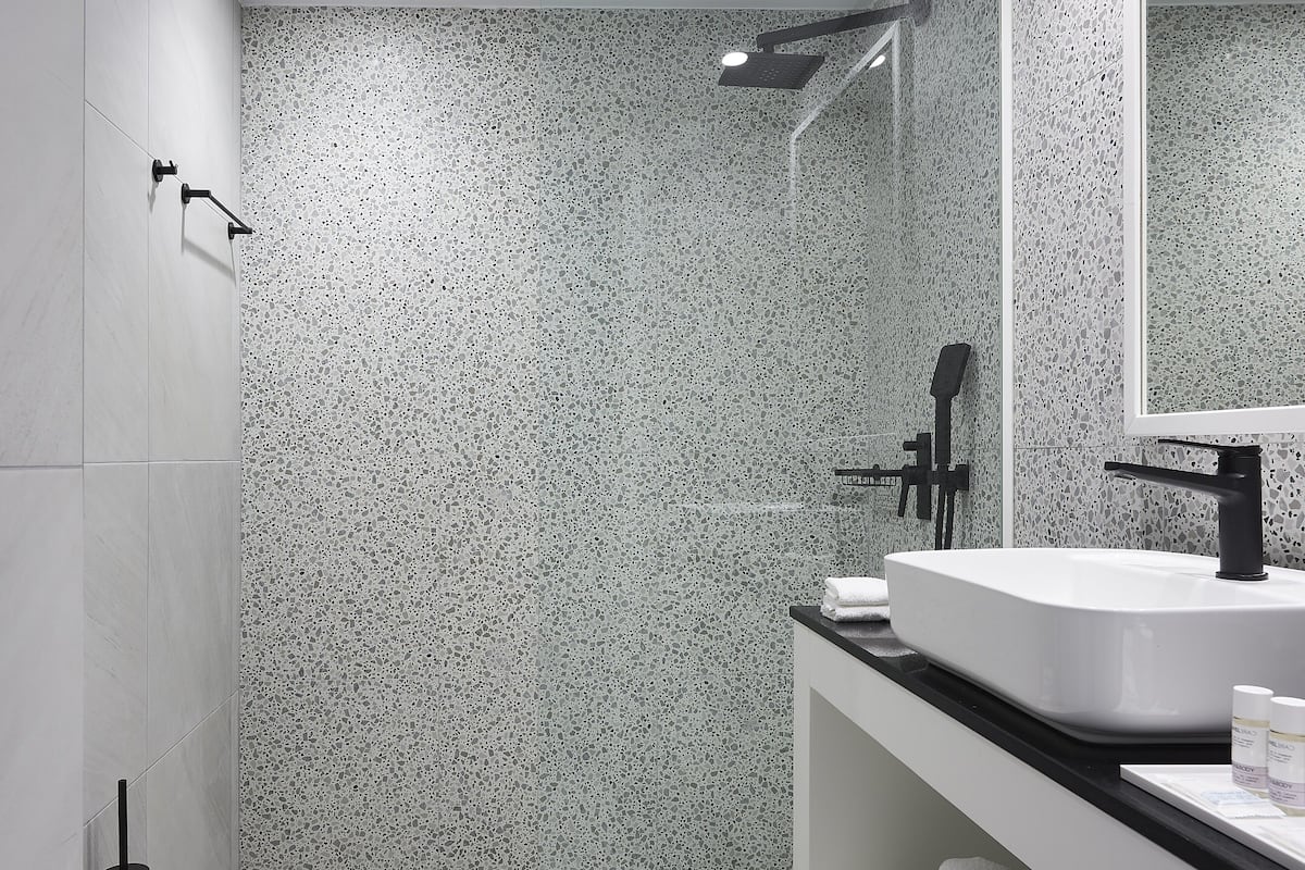 premium suite, garden view (junior) | bathroom | shower, free toiletries, hair dryer, bathrobes