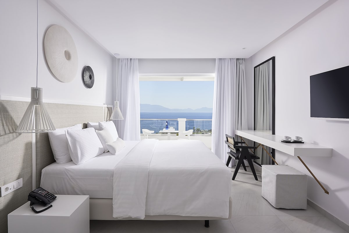 Suíte premium, vista para o mar (Junior) | 1 quarto, roupas de cama premium, cofres nos quartos, escrivaninha