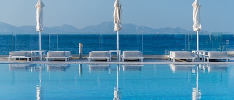 3 Außenpools, geöffnet von 10:00 Uhr bis 18:00 Uhr, Sonnenschirme