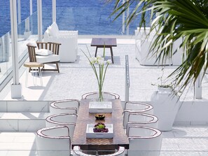 4 bars/lounges, 2 poolside bars, swim-up bar - Dimitra Beach Hotel & Suites (Kos)