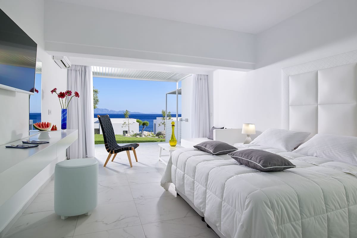 Premium bedding, in-room safe, blackout curtains, soundproofing