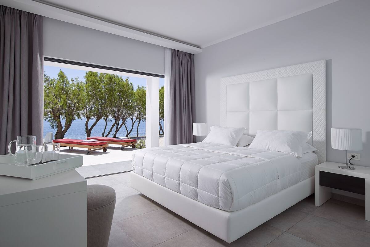 Premium bedding, in-room safe, blackout drapes, soundproofing