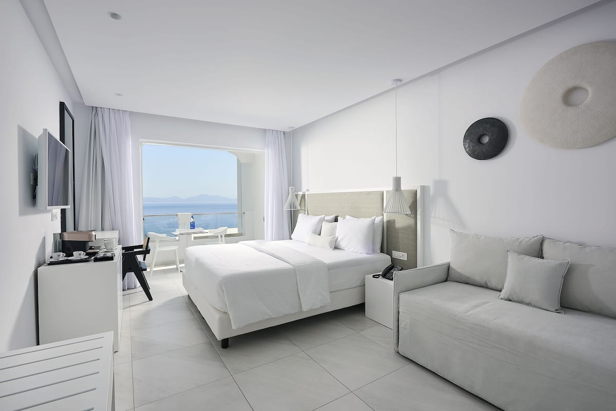 Junior Suite, Sea View | 1 quarto, roupas de cama premium, cofres nos quartos, escrivaninha